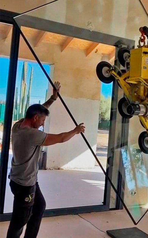 Juanma Aluminios Padilla instalando ventanal con grua en Chalet